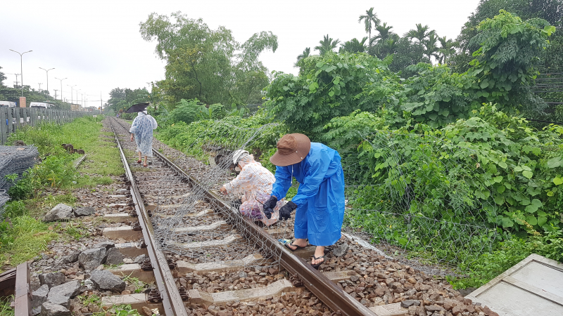 Dùng rọ đá gia cố sạt lở, thông tuyến đường sắt qua Đà Nẵng